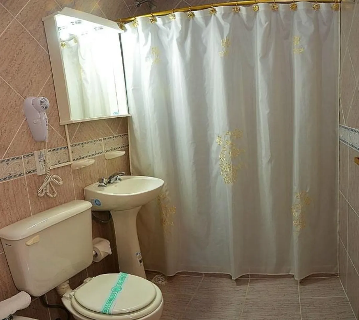 Baño privado con cortina bordada