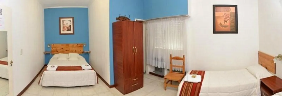 Habitación doble, pared celeste con placard de madera