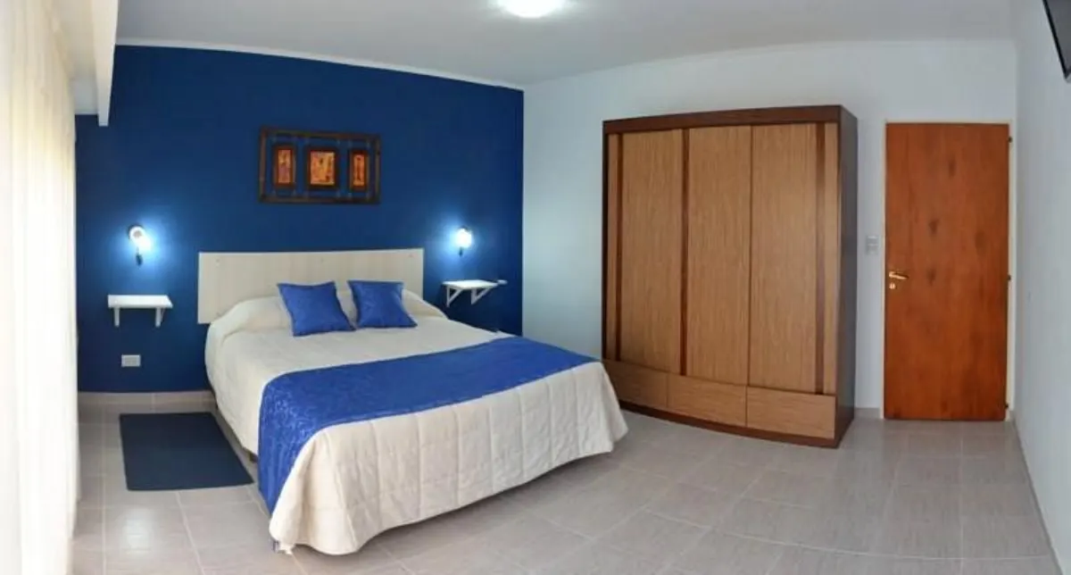 Habitación doble, pared azul