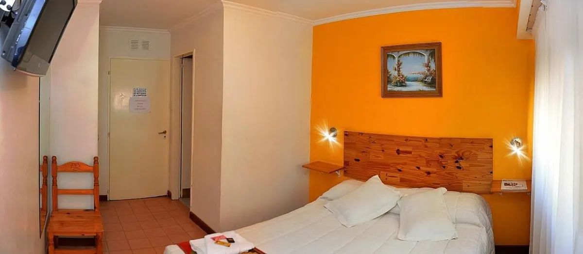 Habitación doble del Hotel Patagonia, pared celeste
