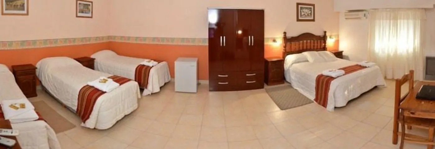 Habitación familiar, pared naranja, tres camas