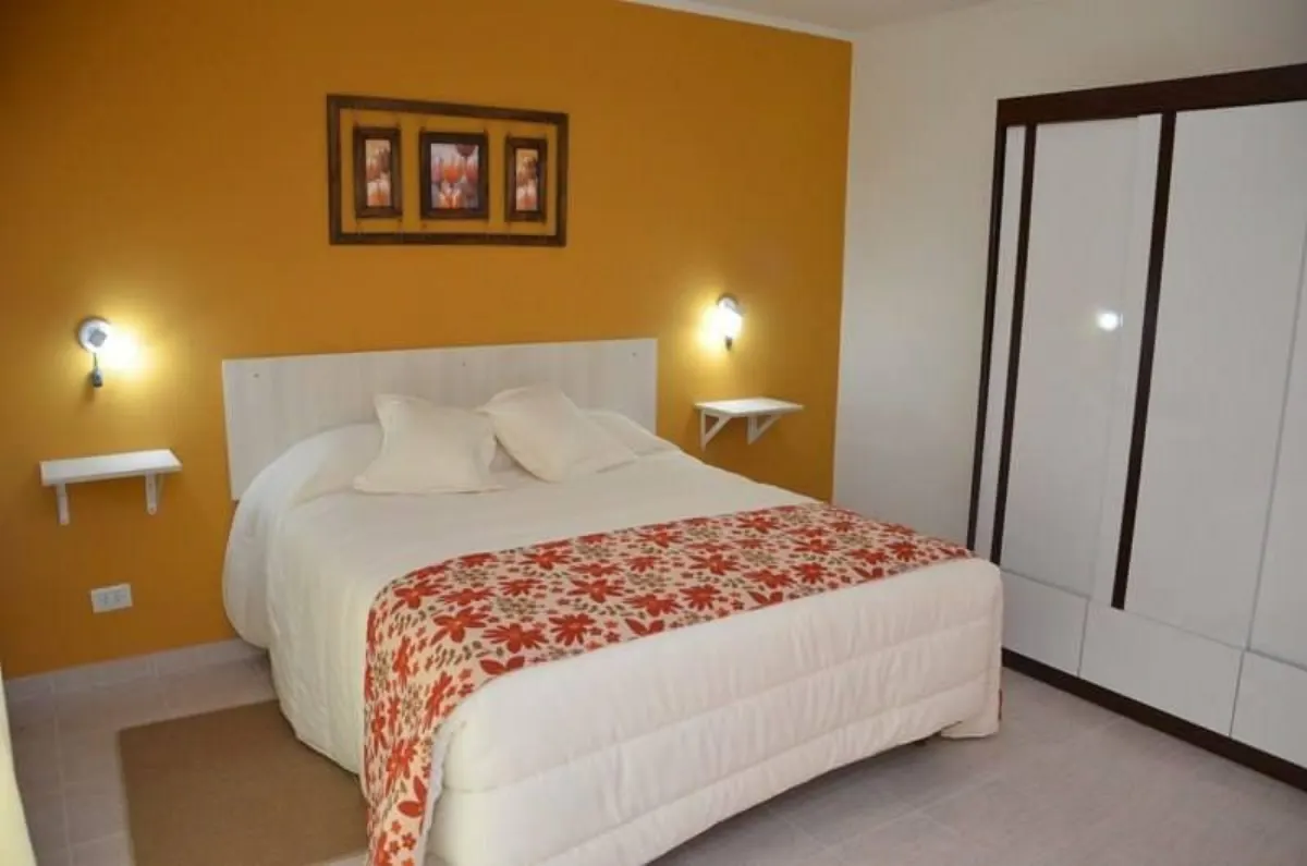 Habitación doble, pared mostaza