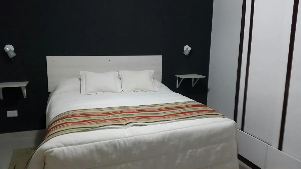 Habitación doble del Hotel Patagonia, pared azul noche