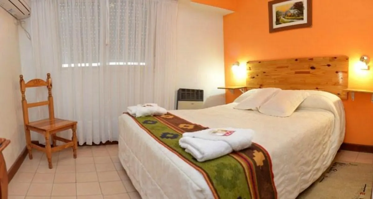 Habitación doble, pared naranja con escritorio