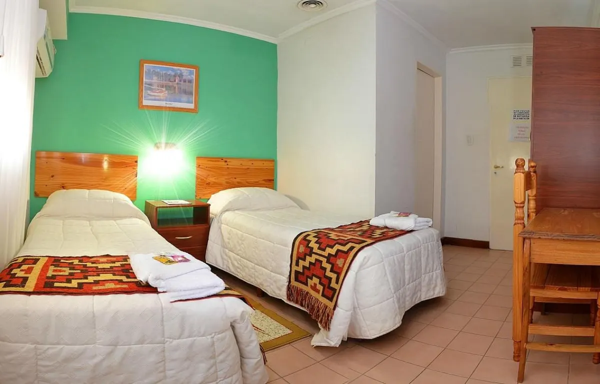 Habitación doble, pared naranja con sillón