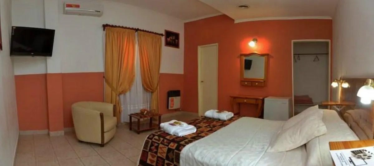 Habitación doble, pared naranja con placard
