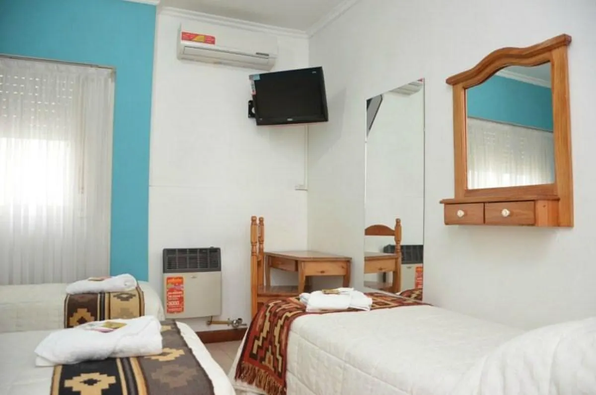 Habitación doble, pared naranja