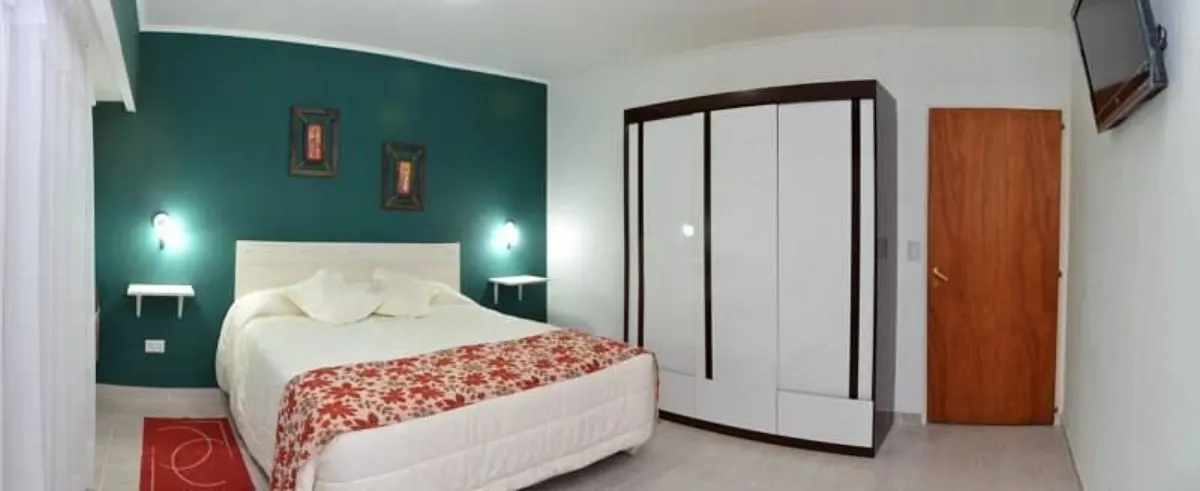 Habitación doble, pared verde azulado