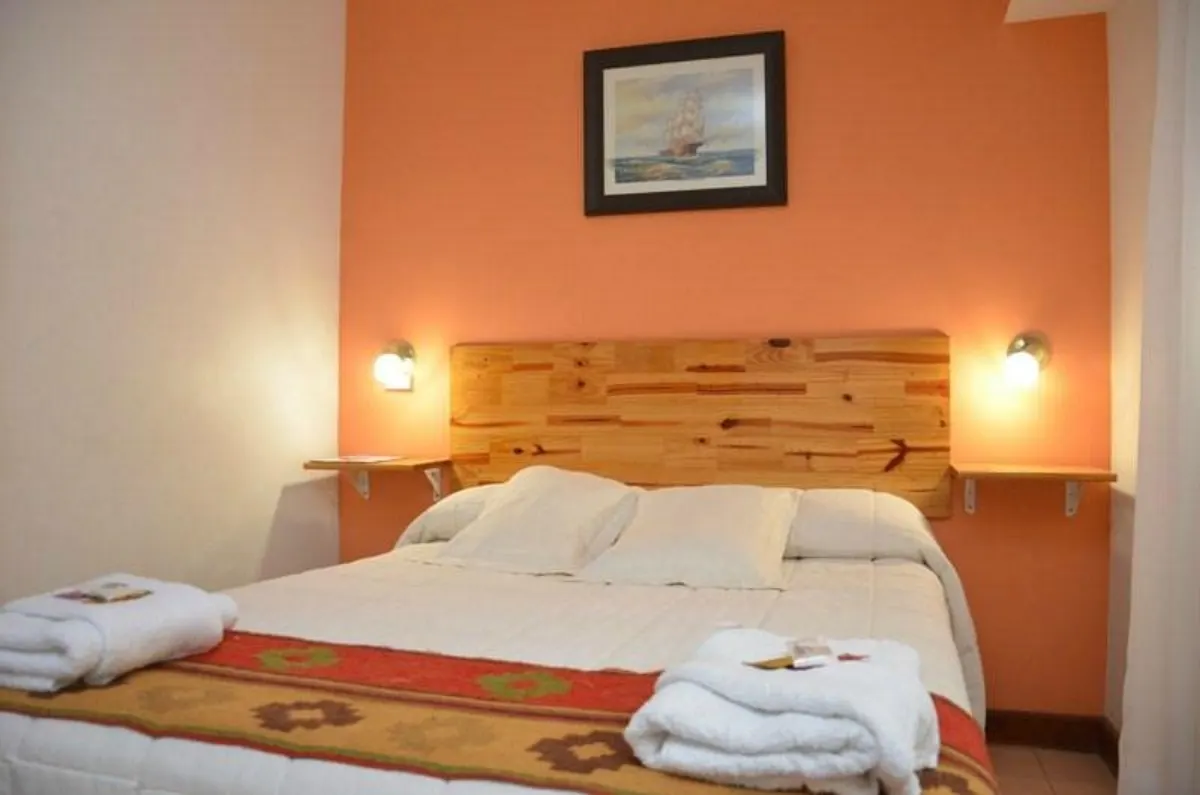 Habitación doble del Hotel Patagonia, pared terracota