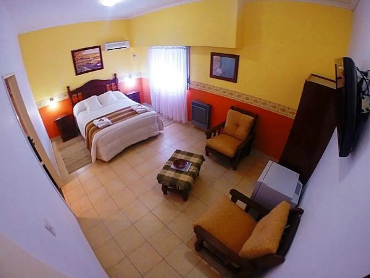 Habitación con living, sillones y otomana